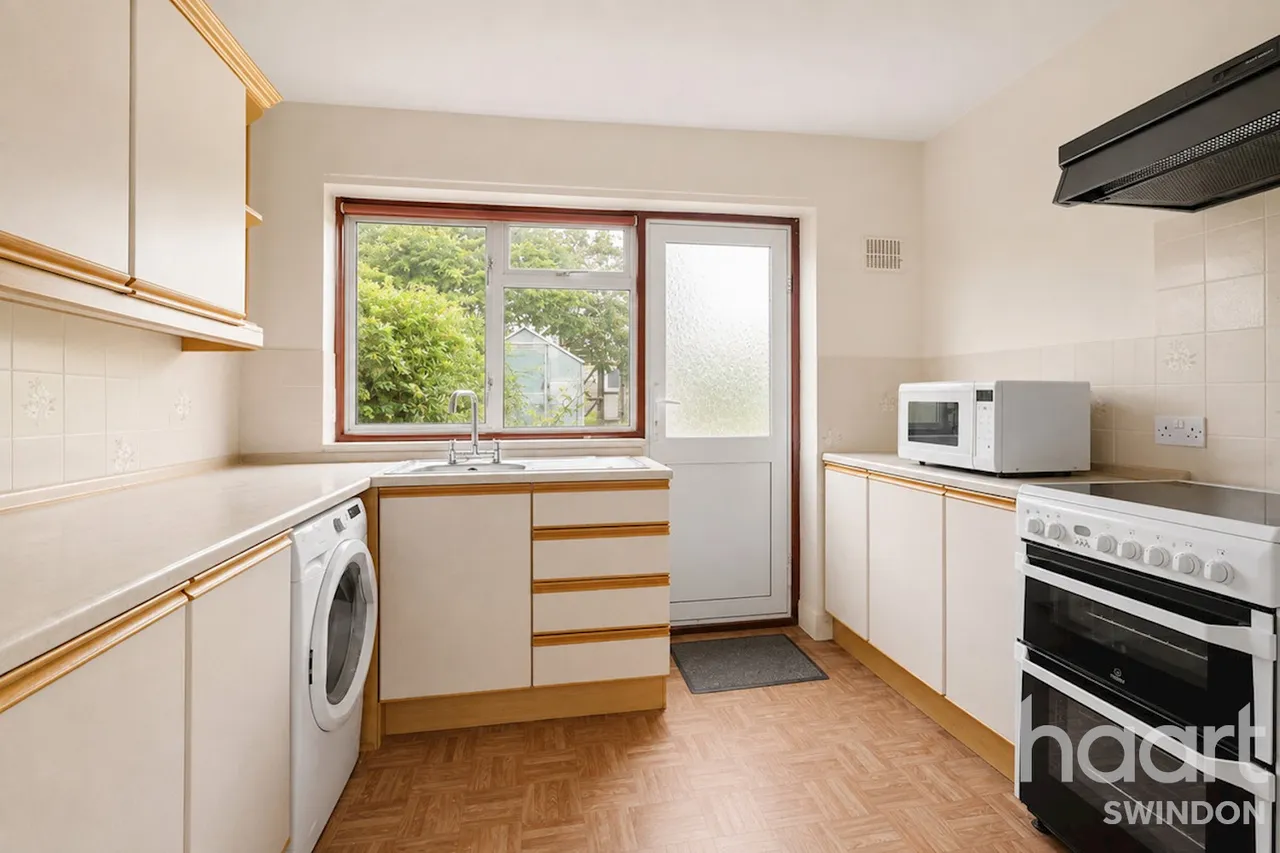 Coombe Road, Swindon, SN25, photo 3