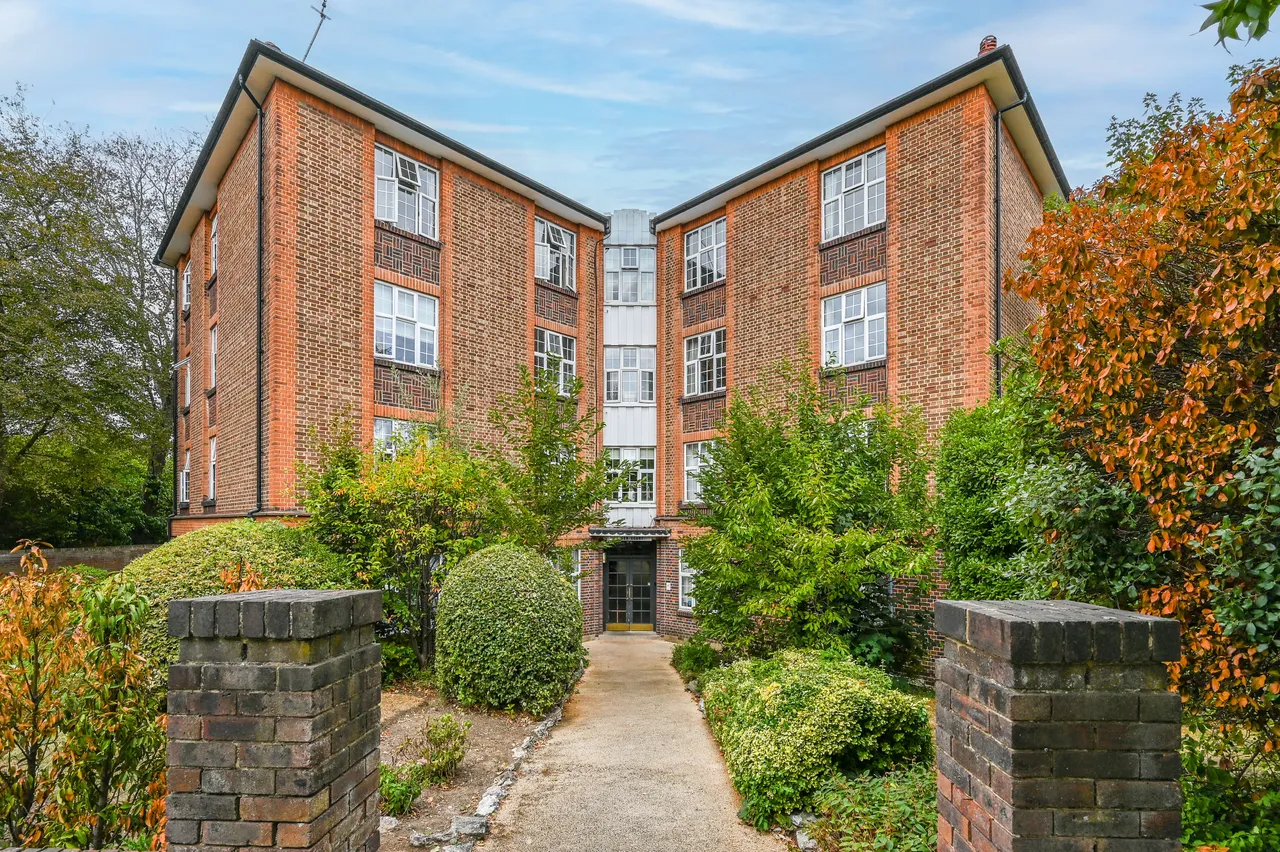 3 bed flat for sale — 14 Daver Court, Mount Avenue, London
