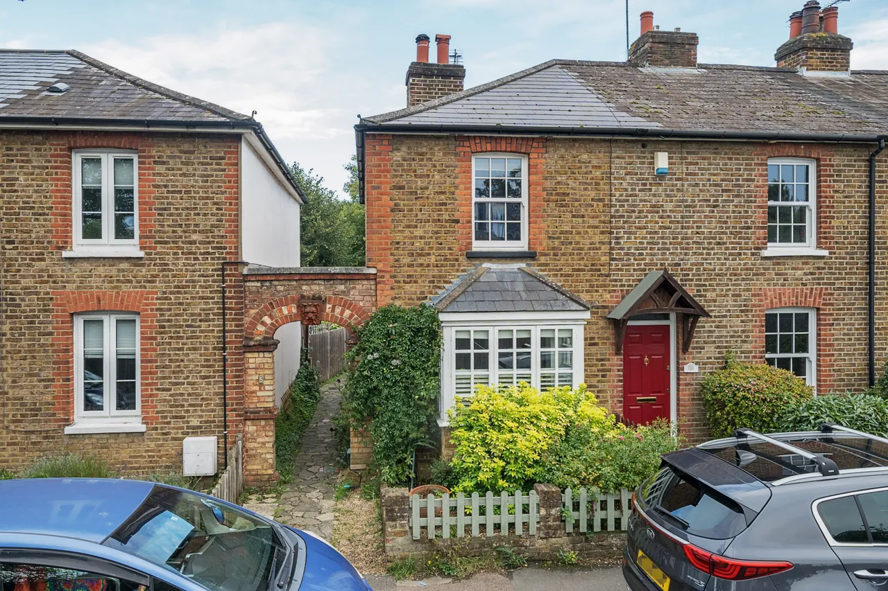 2 bed house for sale — Claygate Lane, Thames Ditton, KT7
