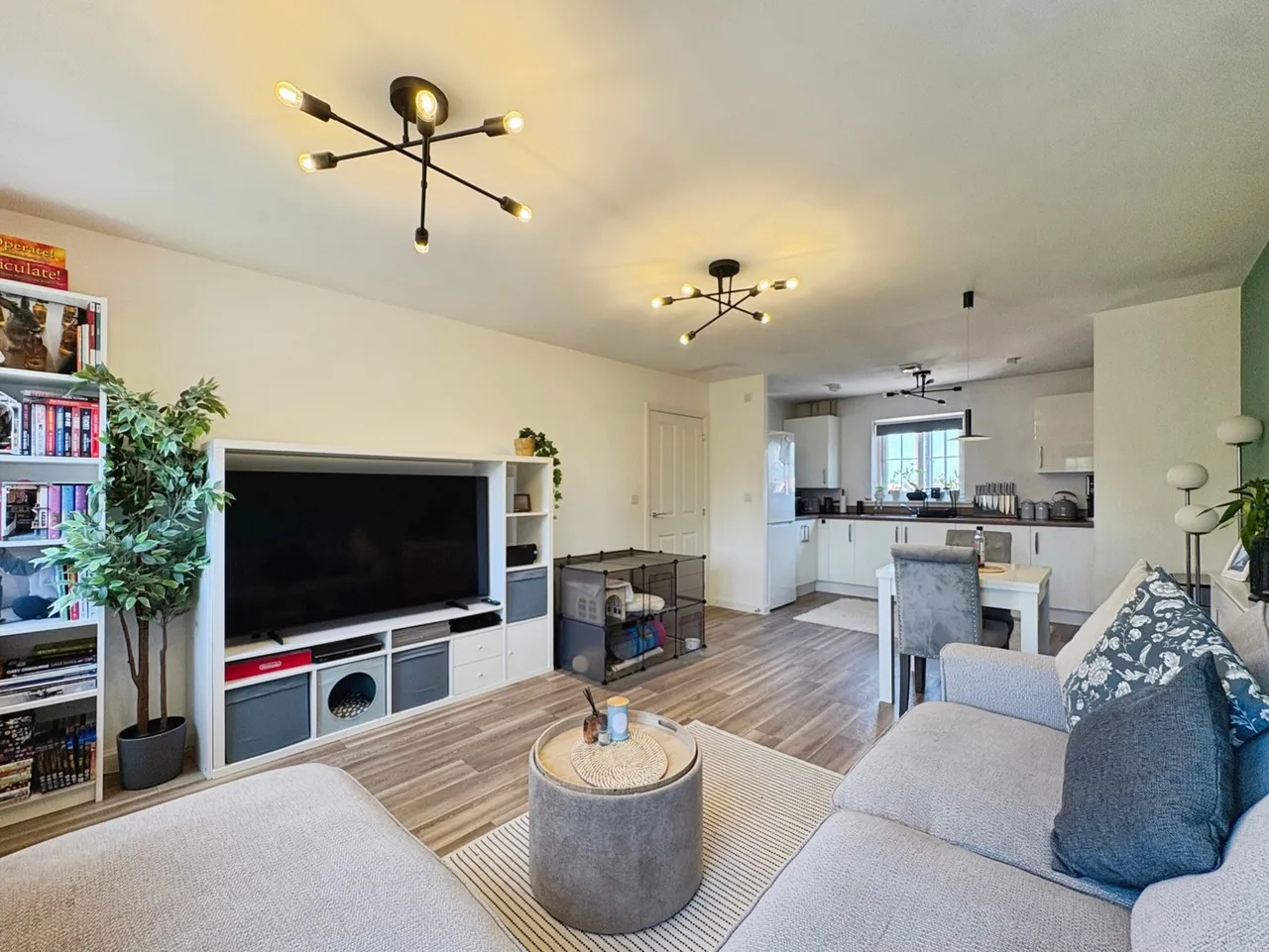 2 bed flat for sale, Charteris Close, Wellesley, GU11