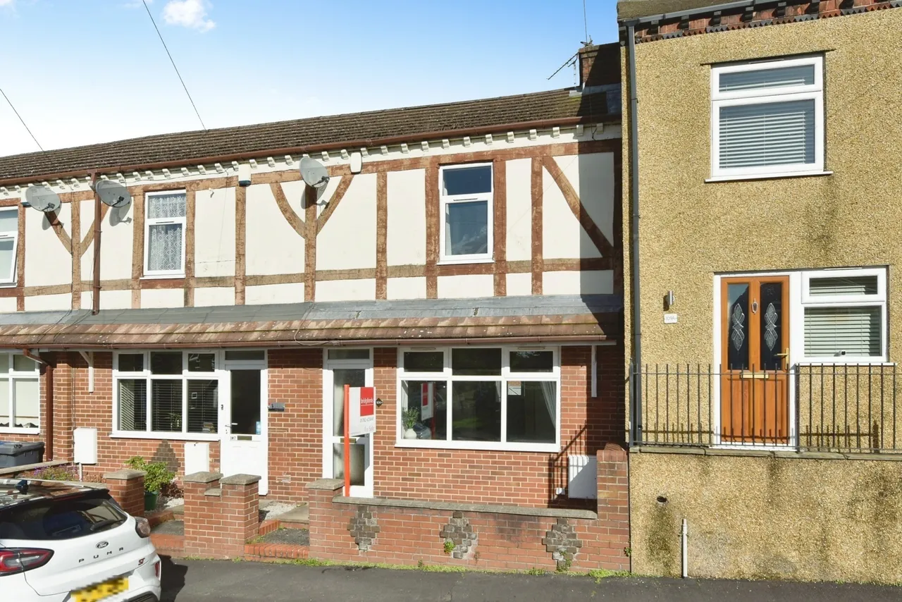 2 bed house for sale, High Street, Halmer End, ST7