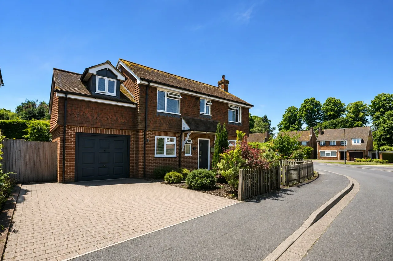 4 bed house to rent, Chestnut Way, Godalming, GU7