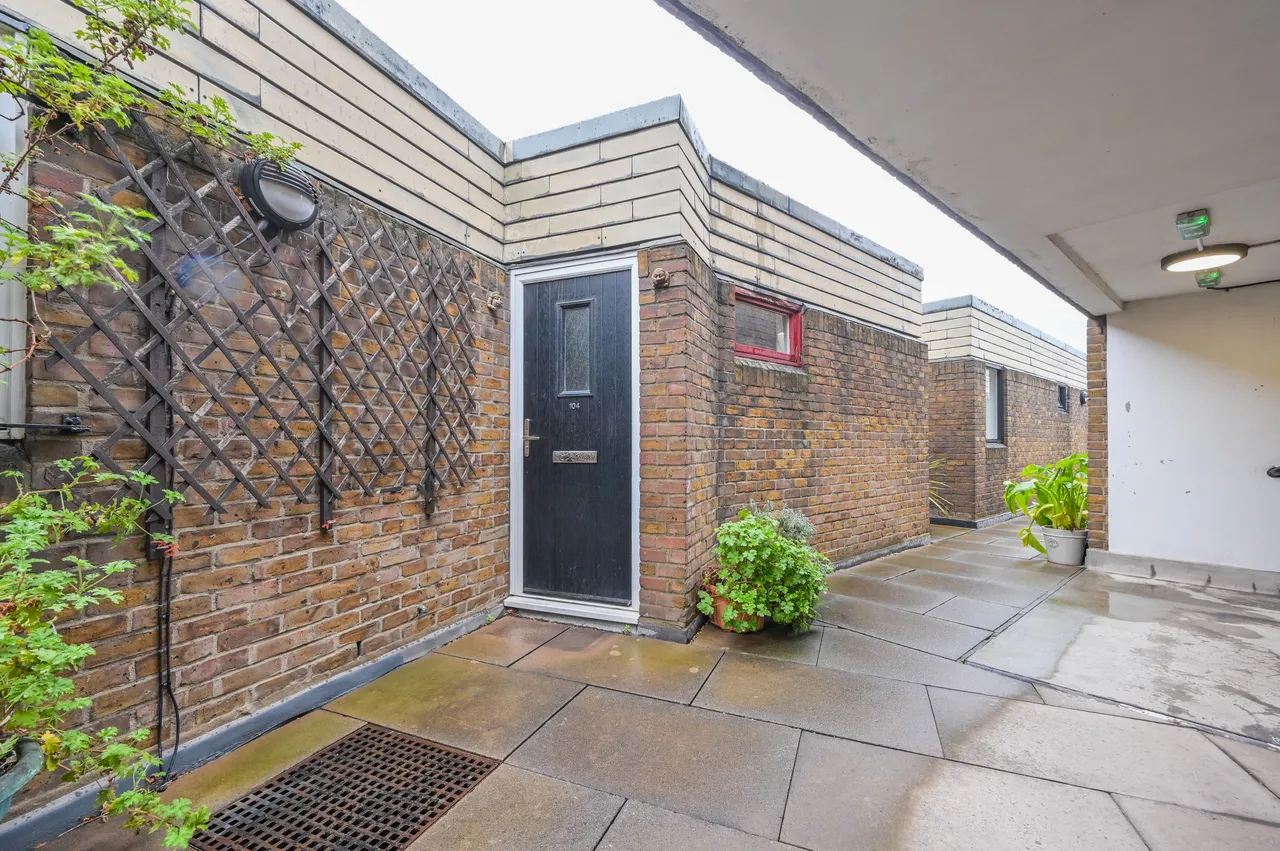 2 bed flat for sale — 104 Burr Close, London