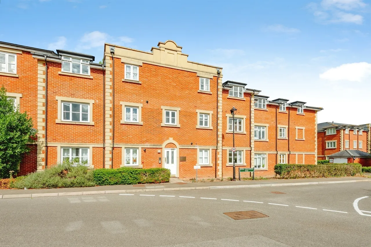 2 bed flat for sale — Royal Earlswood Park, Redhill