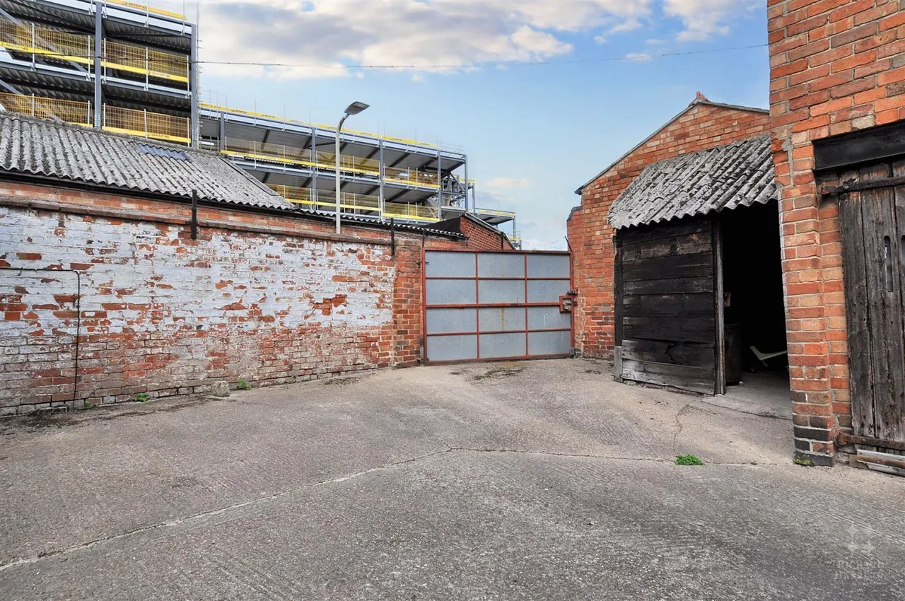 Development Opportunity, LE11, photo 3