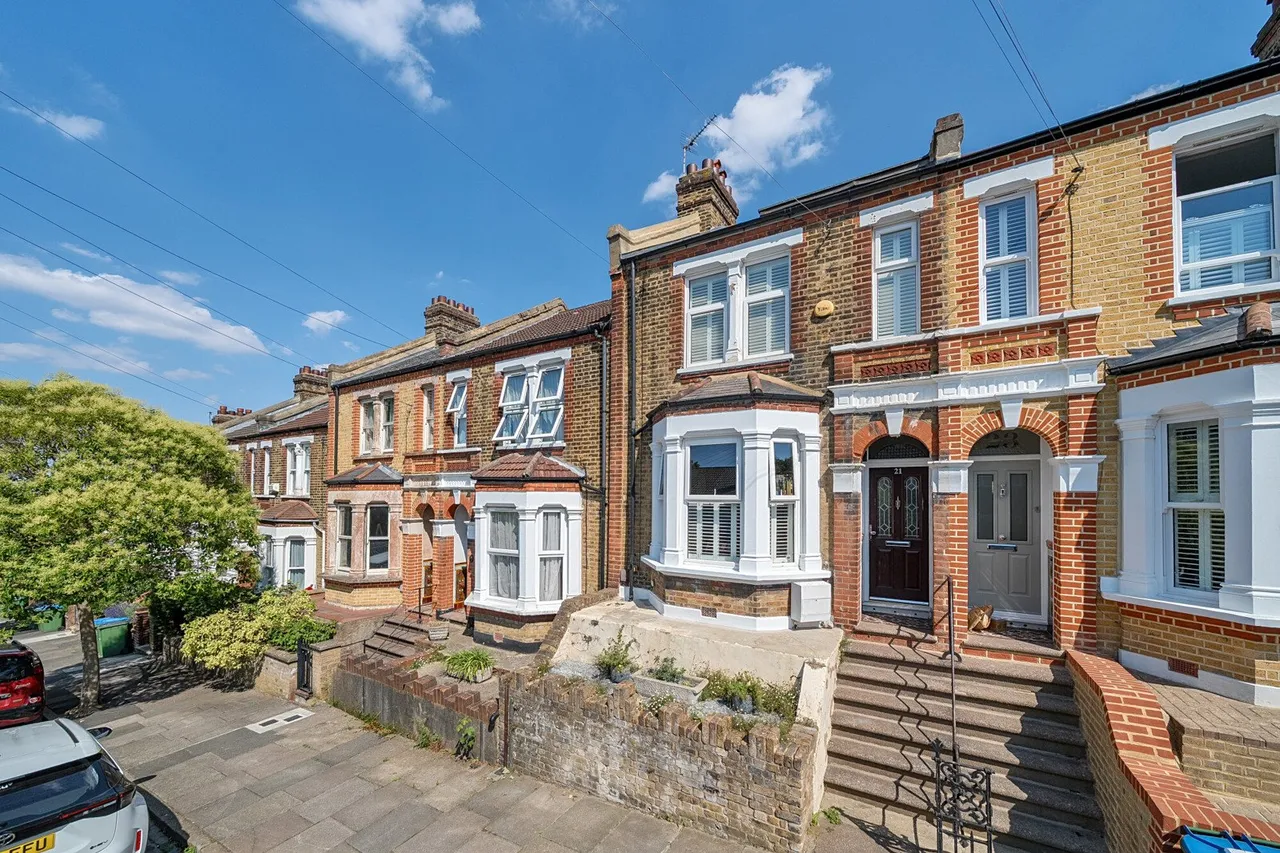 4 bed house for sale — Olven Road, SE18