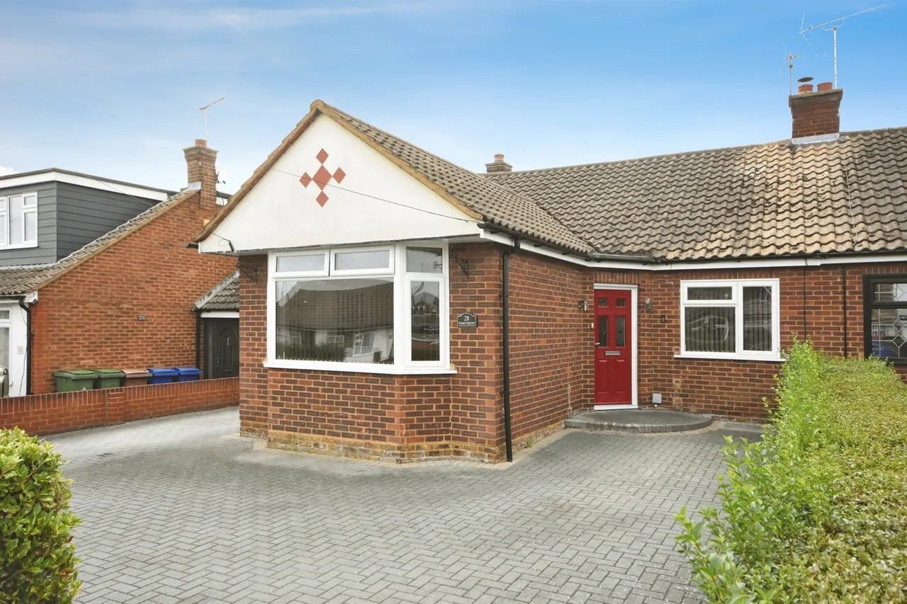 4 bed house for sale — Thames Crescent, Corringham, Stanford-Le-Hope