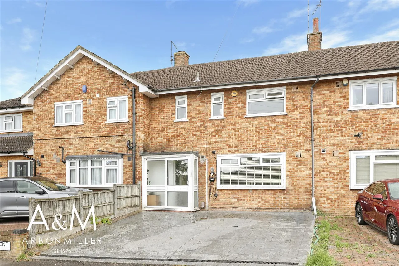 3 bed property for sale — Tudor Crescent, Hainault, Essex, Ilford, IG62SE