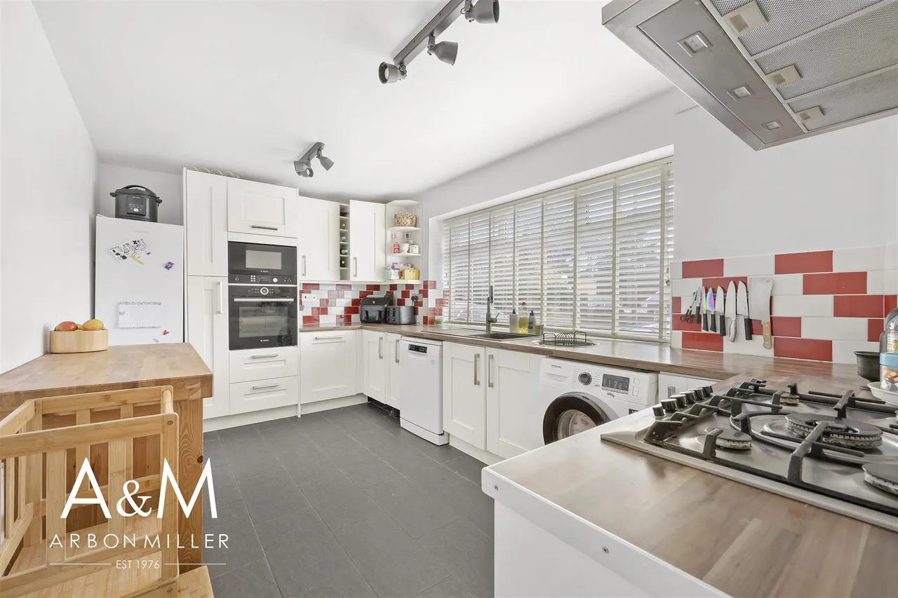 Tudor Crescent, Hainault, Essex, Ilford, IG62SE, photo 5