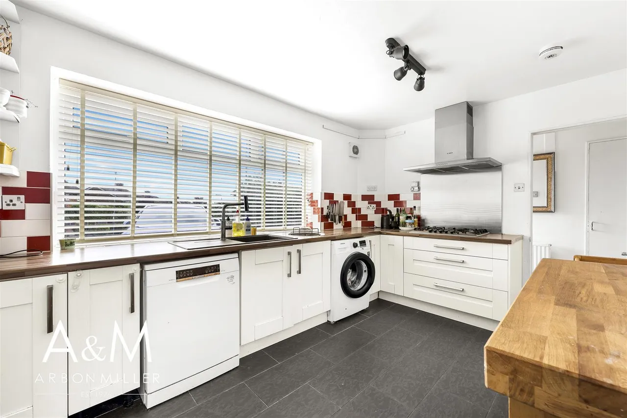 Tudor Crescent, Hainault, Essex, Ilford, IG62SE, photo 7