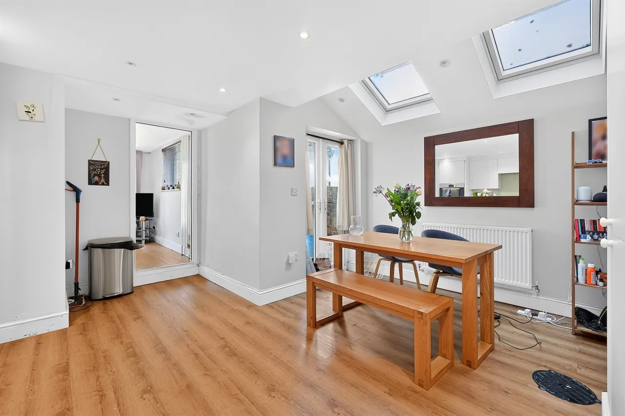 Chiswick Road, London, W4, photo 3