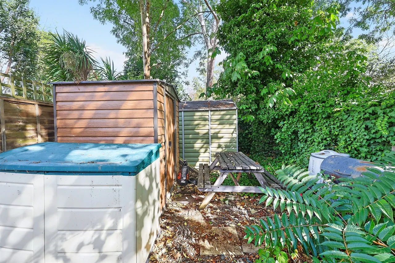 Chiswick Road, London, W4, photo 9
