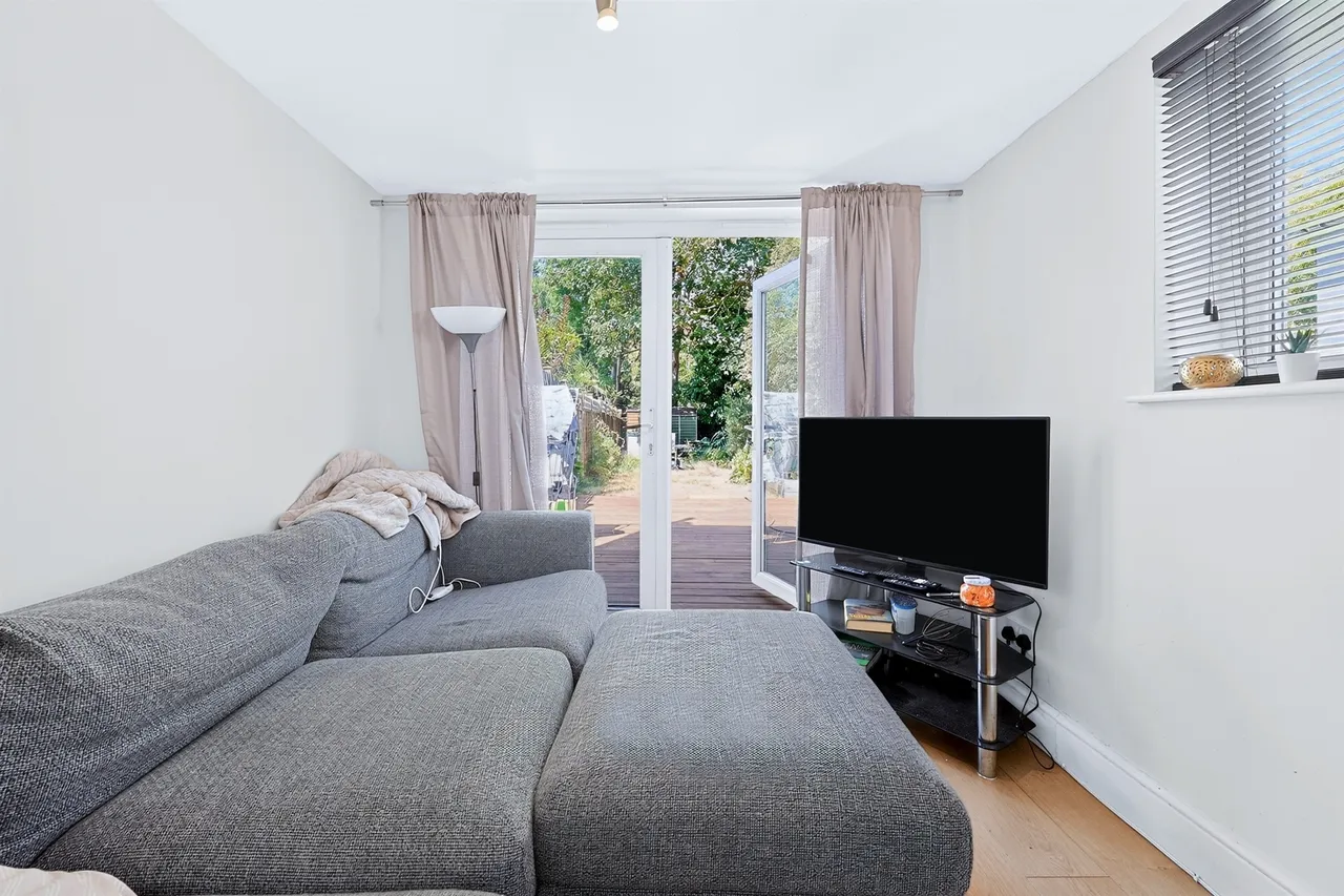 Chiswick Road, London, W4, photo 4