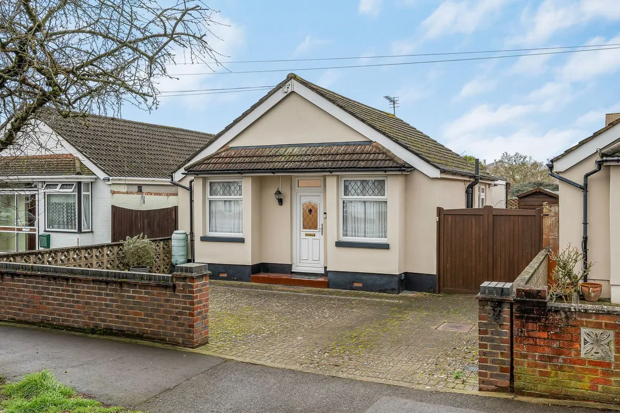 3 bed house for sale, Approach Road, Ashford, TW15