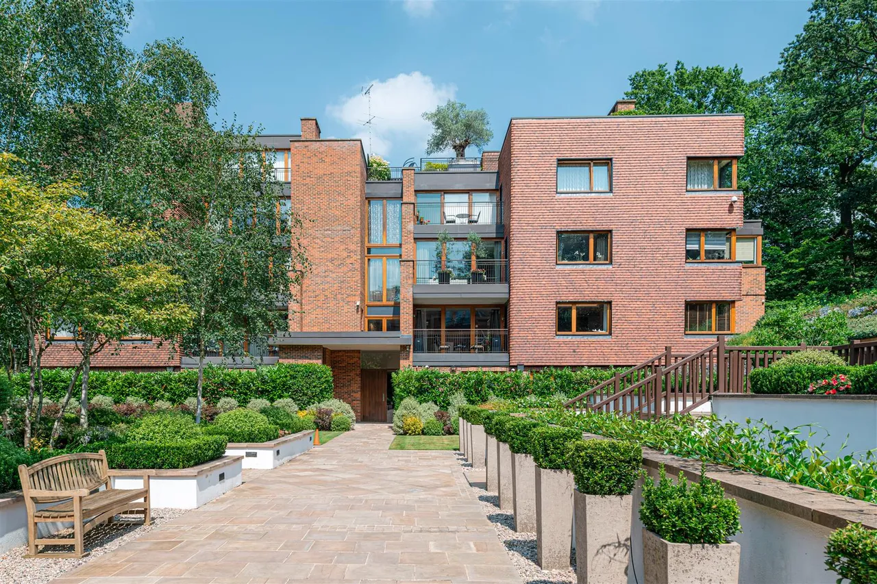 The Bishops Avenue, London, N2 0BN, photo 2