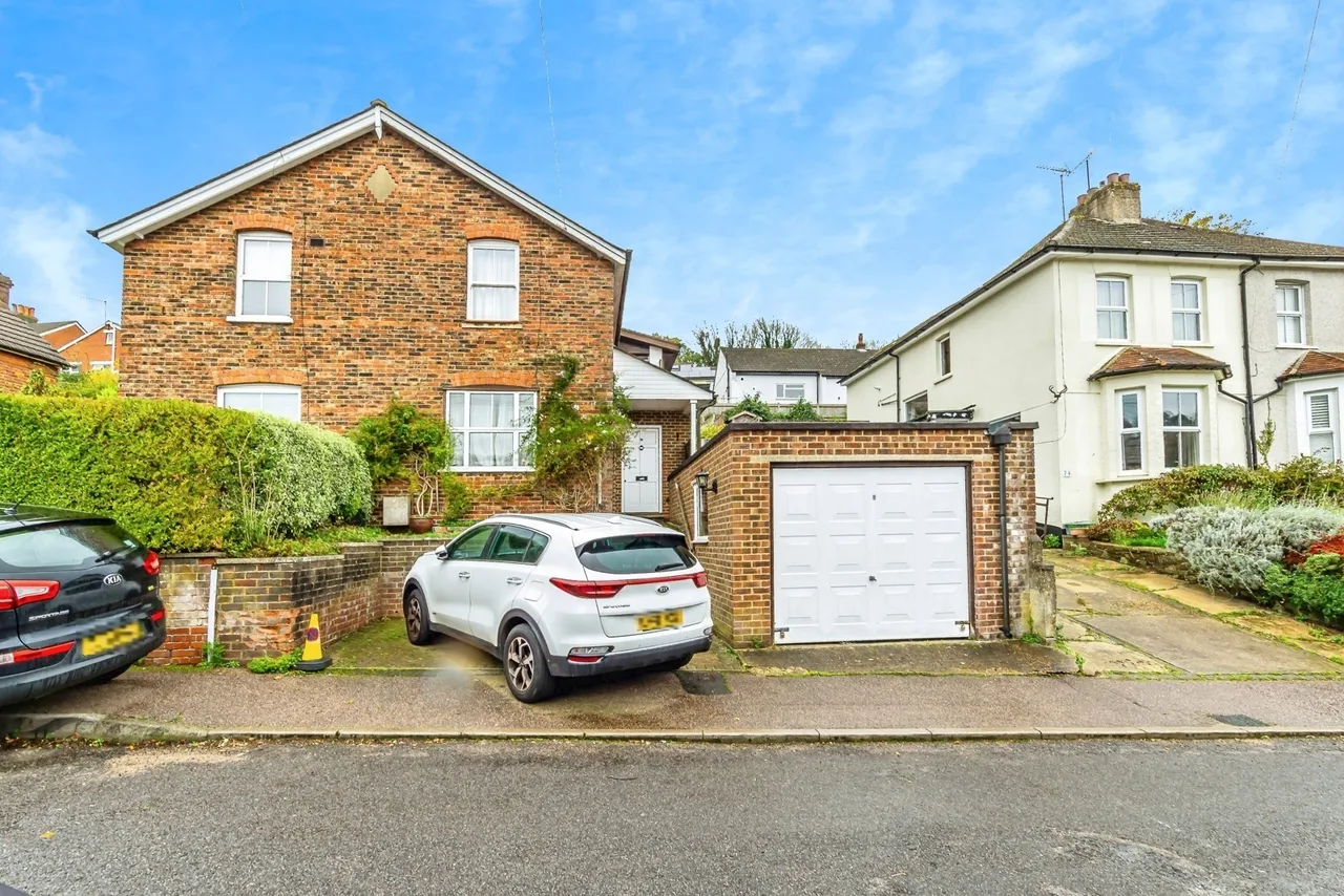 2 bed house for sale — Farningham Road, Caterham, Surrey, CR3