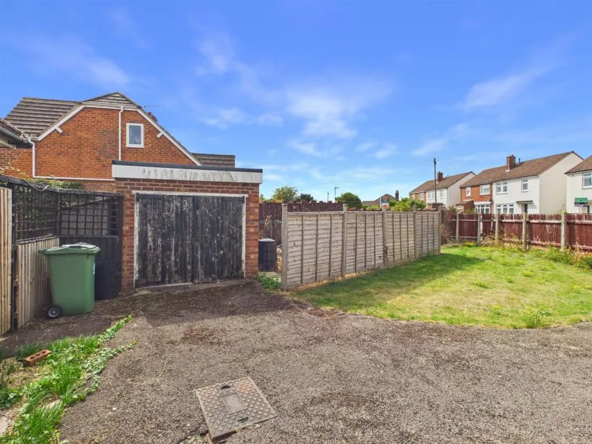 Larkhay Road, Hucclecote, photo 12