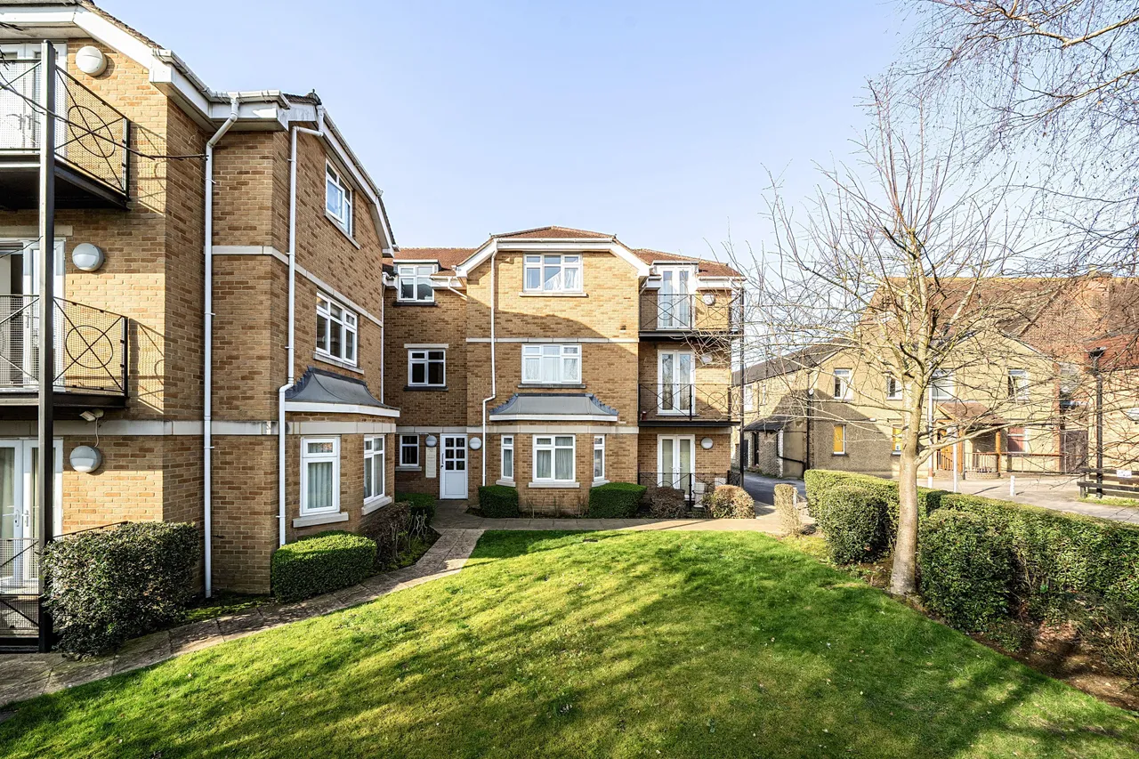 2 bed flat for sale, Northwood, HA6