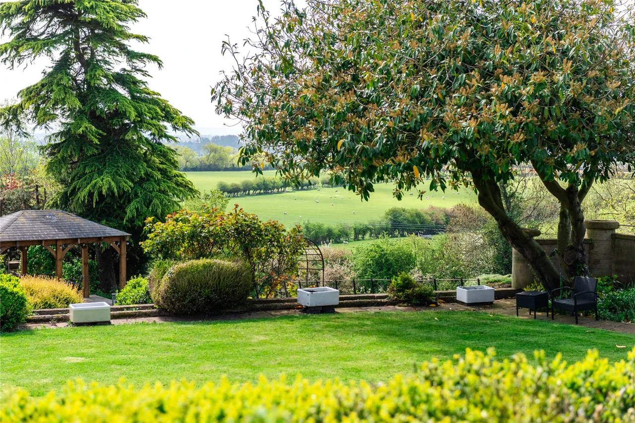 Straws Hadley Farmhouse, Lower End, HP22, photo 17