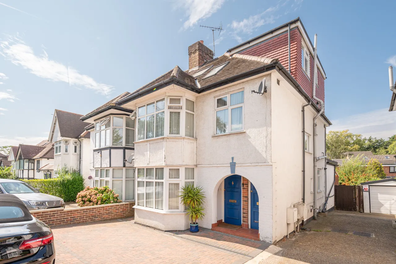 2 bed flat to rent, London, NW4