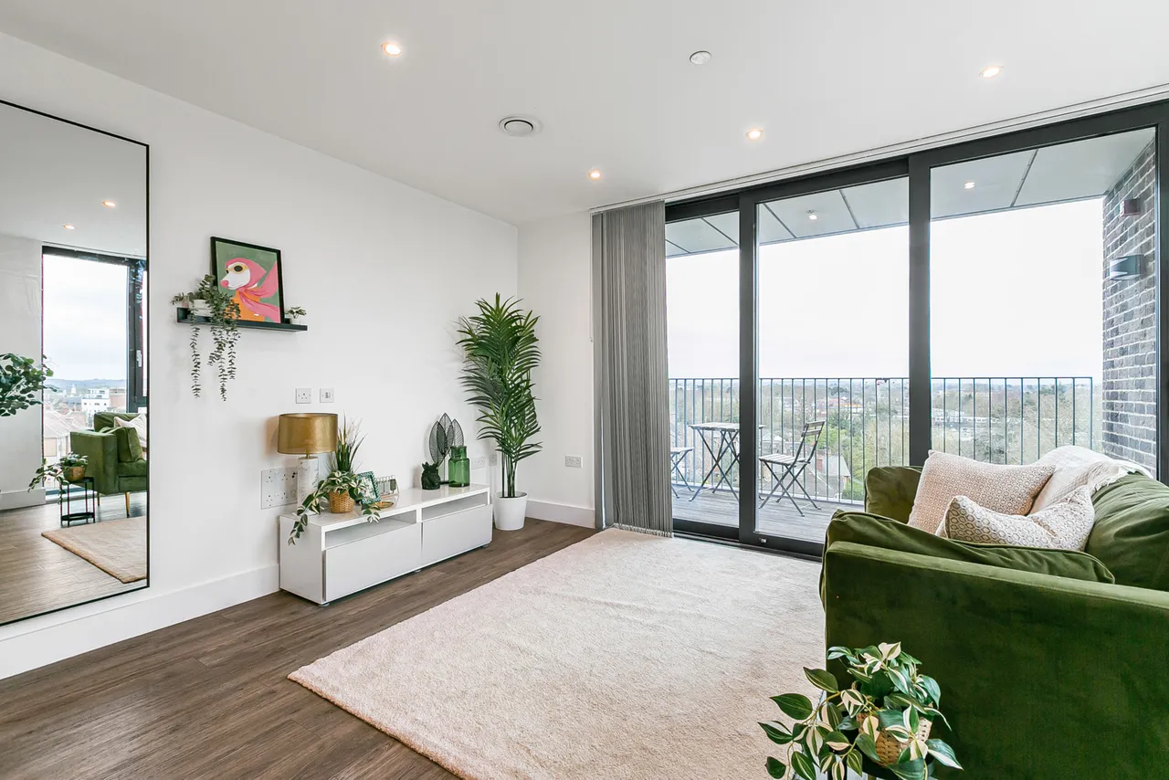 2 bed flat for sale, High Street, Staines-upon-Thames, TW18
