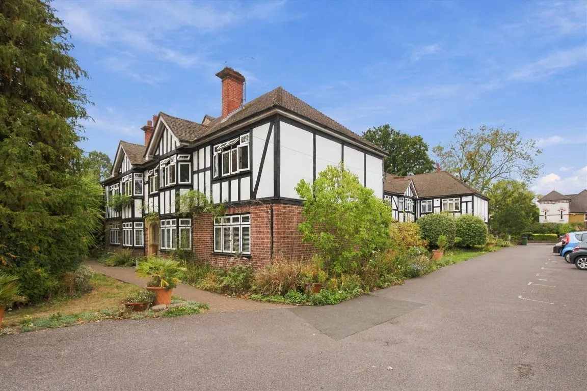 2 bed property to rent, Queens Road, TW11