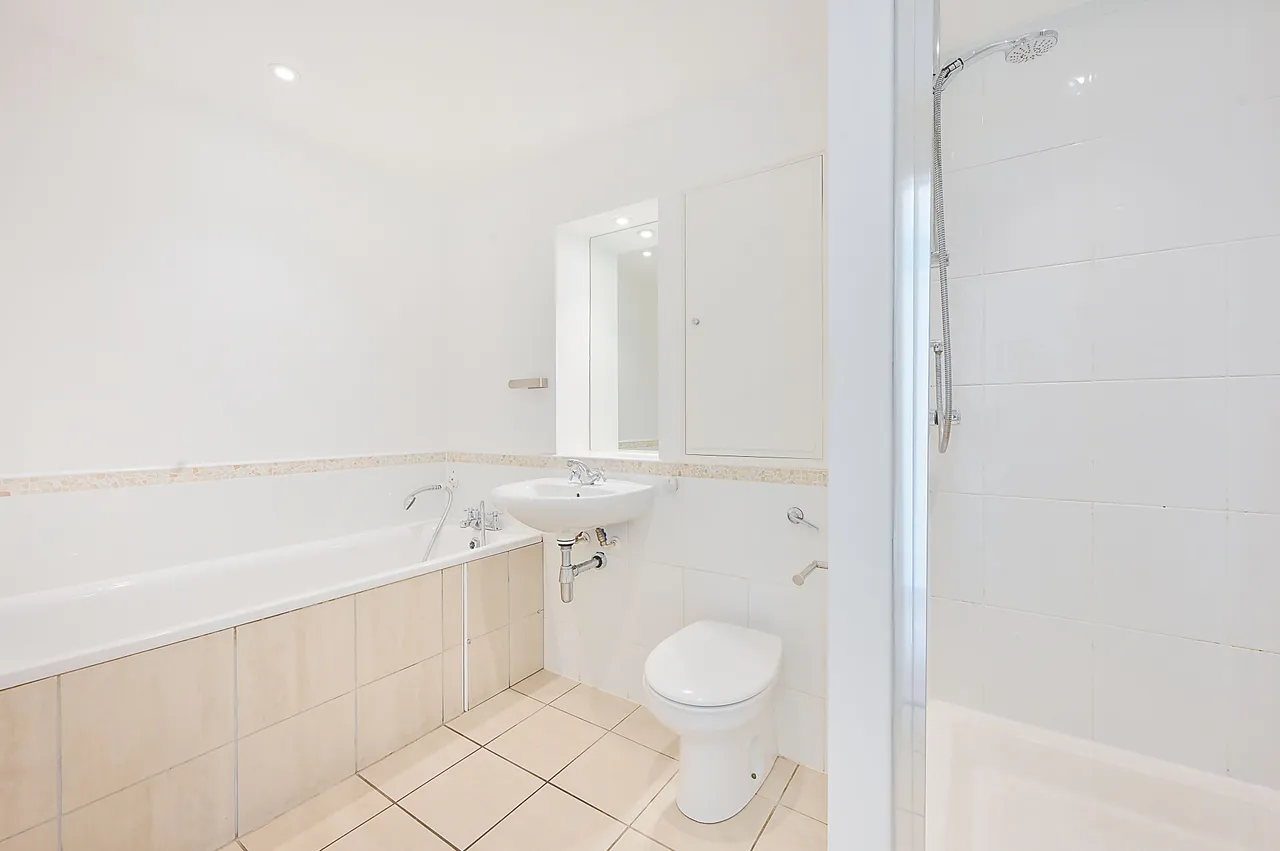 Flat 6, 38 Carlton Drive, London, photo 9