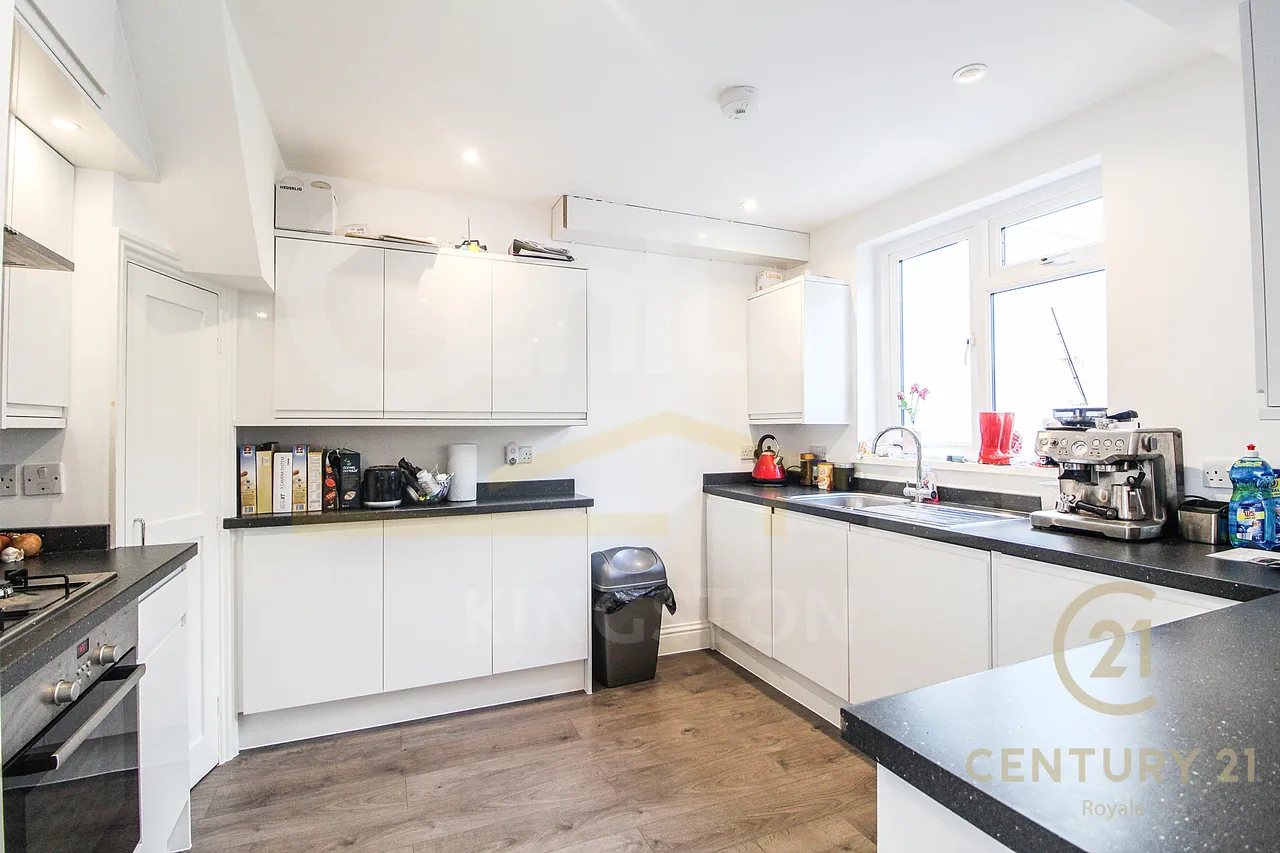 Rhodrons Avenue, Chessington, KT9, photo 4