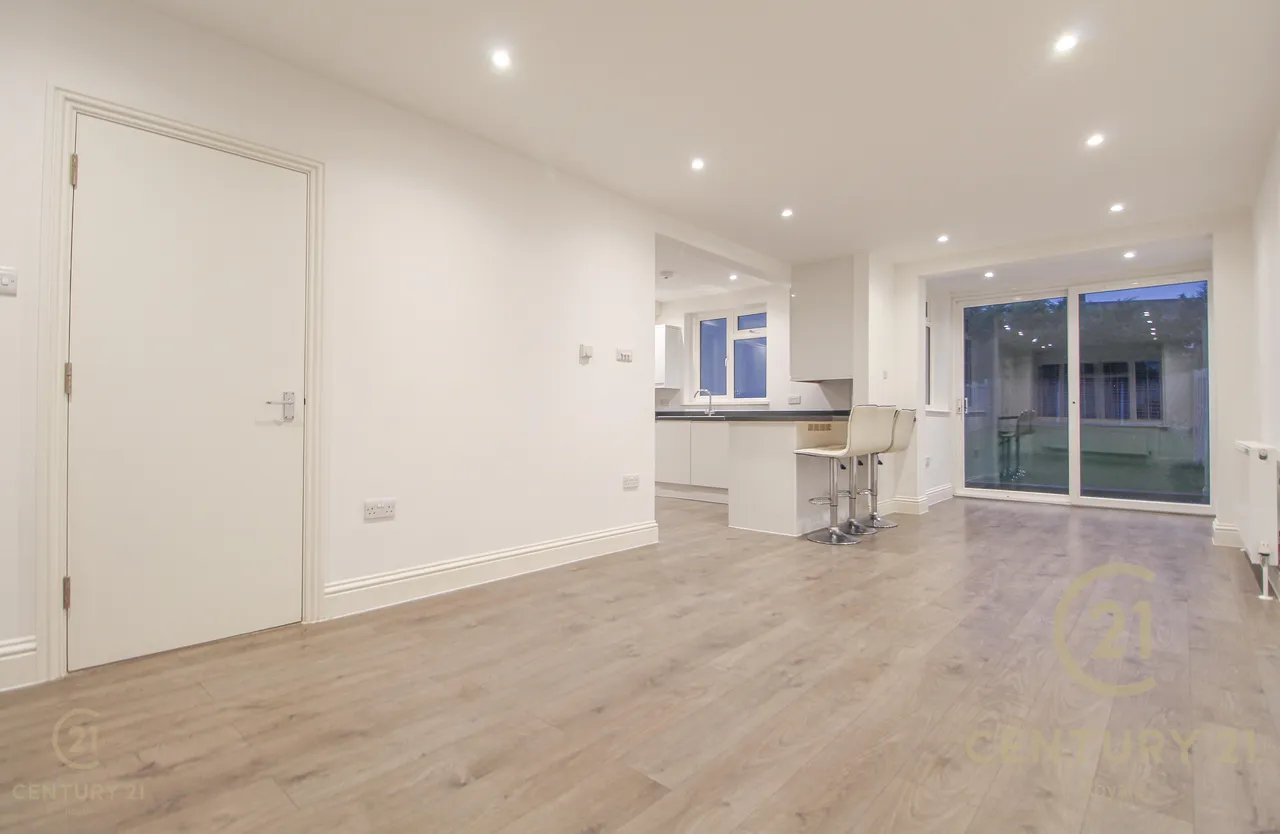 Rhodrons Avenue, Chessington, KT9, photo 3