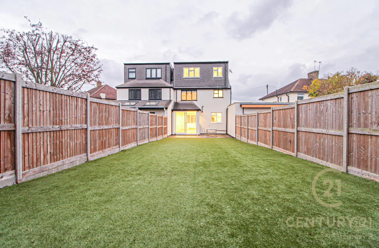 Rhodrons Avenue, Chessington, KT9, photo 2