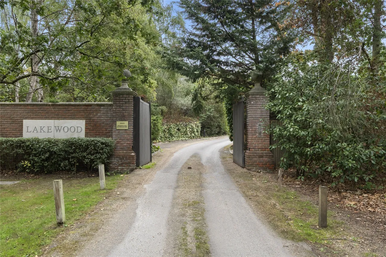 Portsmouth Road, Esher, KT10, photo 10