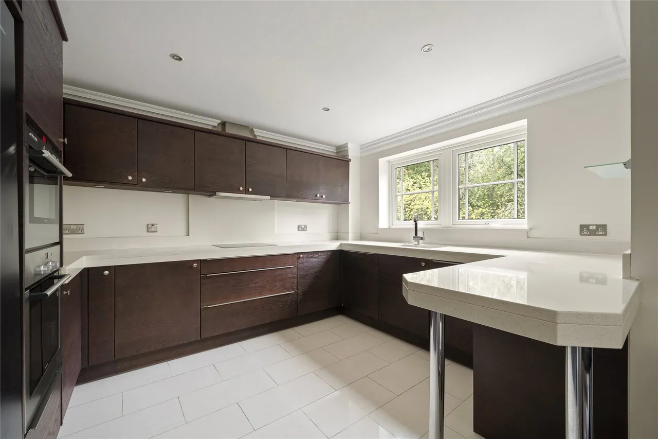 Portsmouth Road, Esher, KT10, photo 5