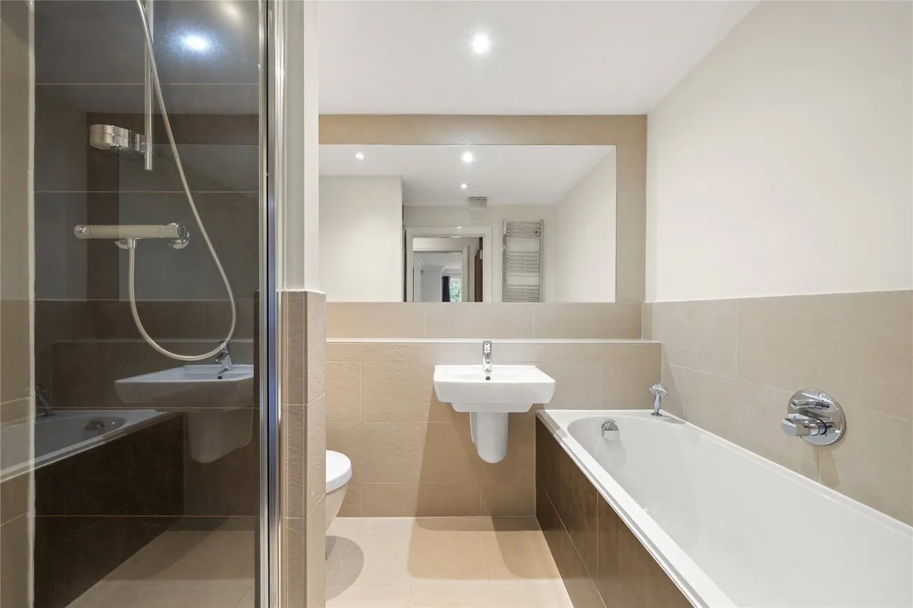 Portsmouth Road, Esher, KT10, photo 7