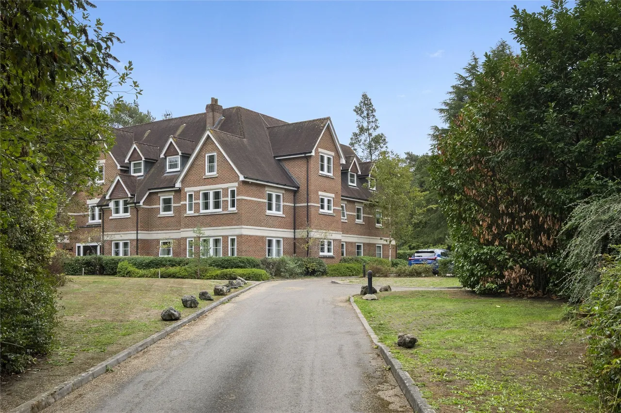 Portsmouth Road, Esher, KT10, photo 9