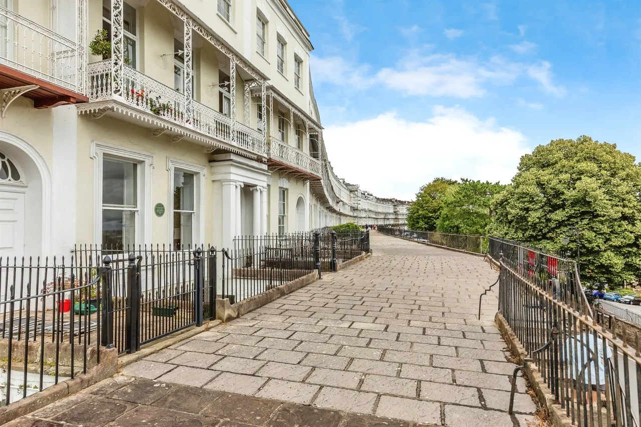 1 bed flat for sale — Royal York Crescent, Clifton, Bristol