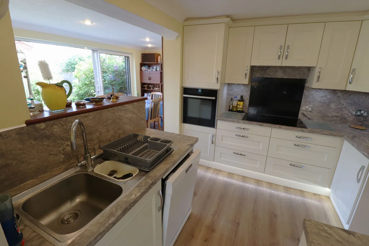 Grove Road, Rayleigh, Essex, SS6 8RA, photo 2