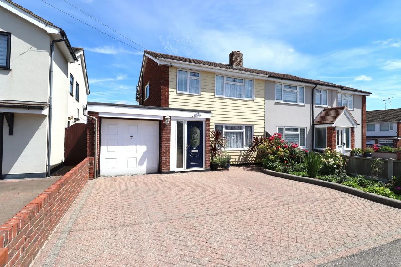 3 bed house for sale — Grove Road, Rayleigh, Essex, SS6 8RA