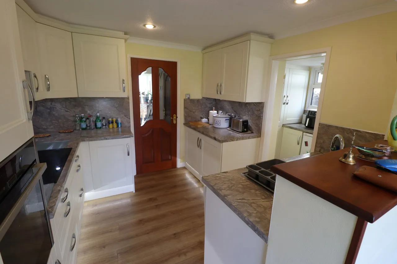 Grove Road, Rayleigh, Essex, SS6 8RA, photo 5