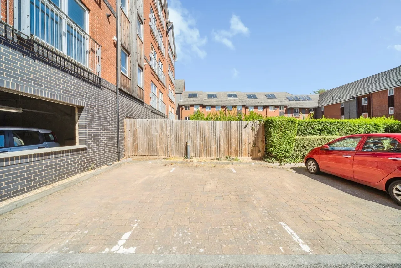 Millward Drive, Bletchley, Milton Keynes, Buckinghamshire, MK2, photo 16