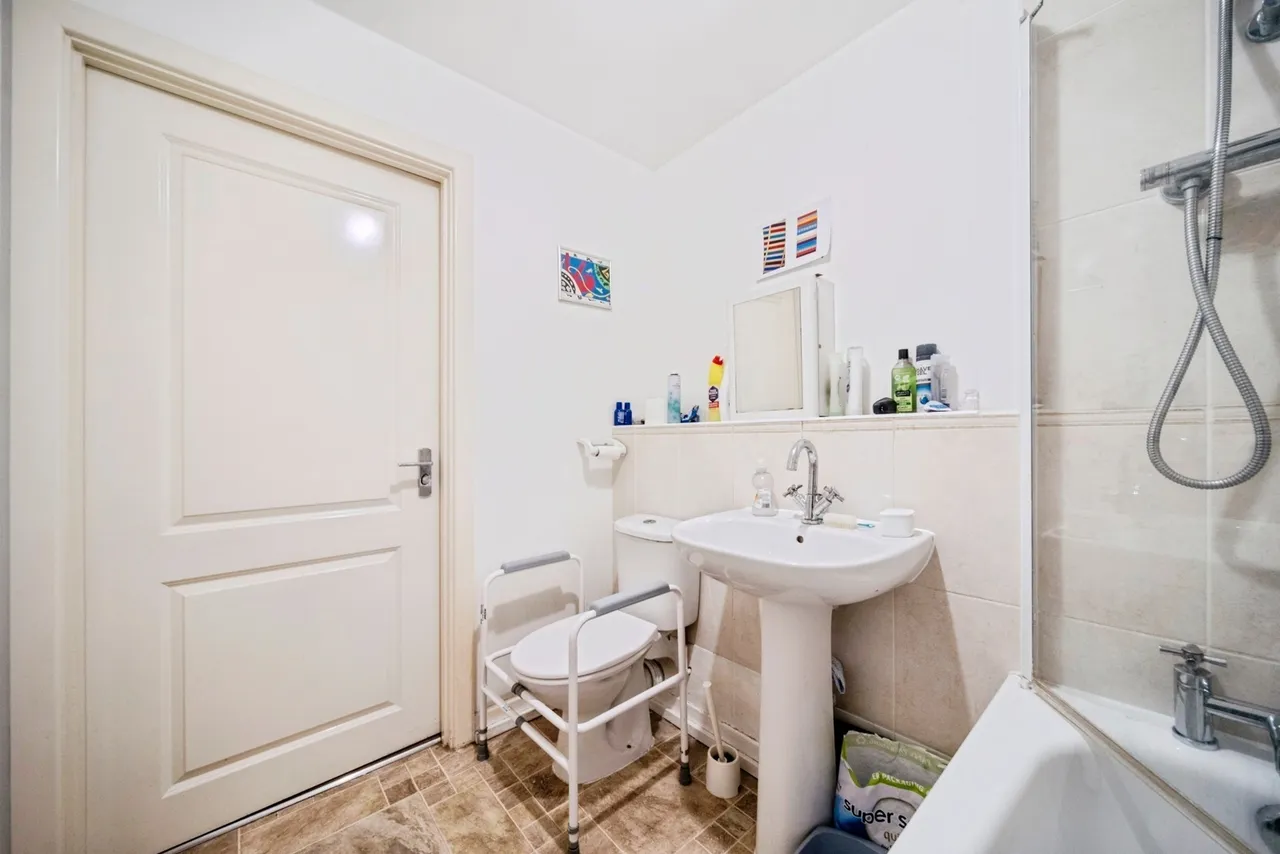 Millward Drive, Bletchley, Milton Keynes, Buckinghamshire, MK2, photo 4