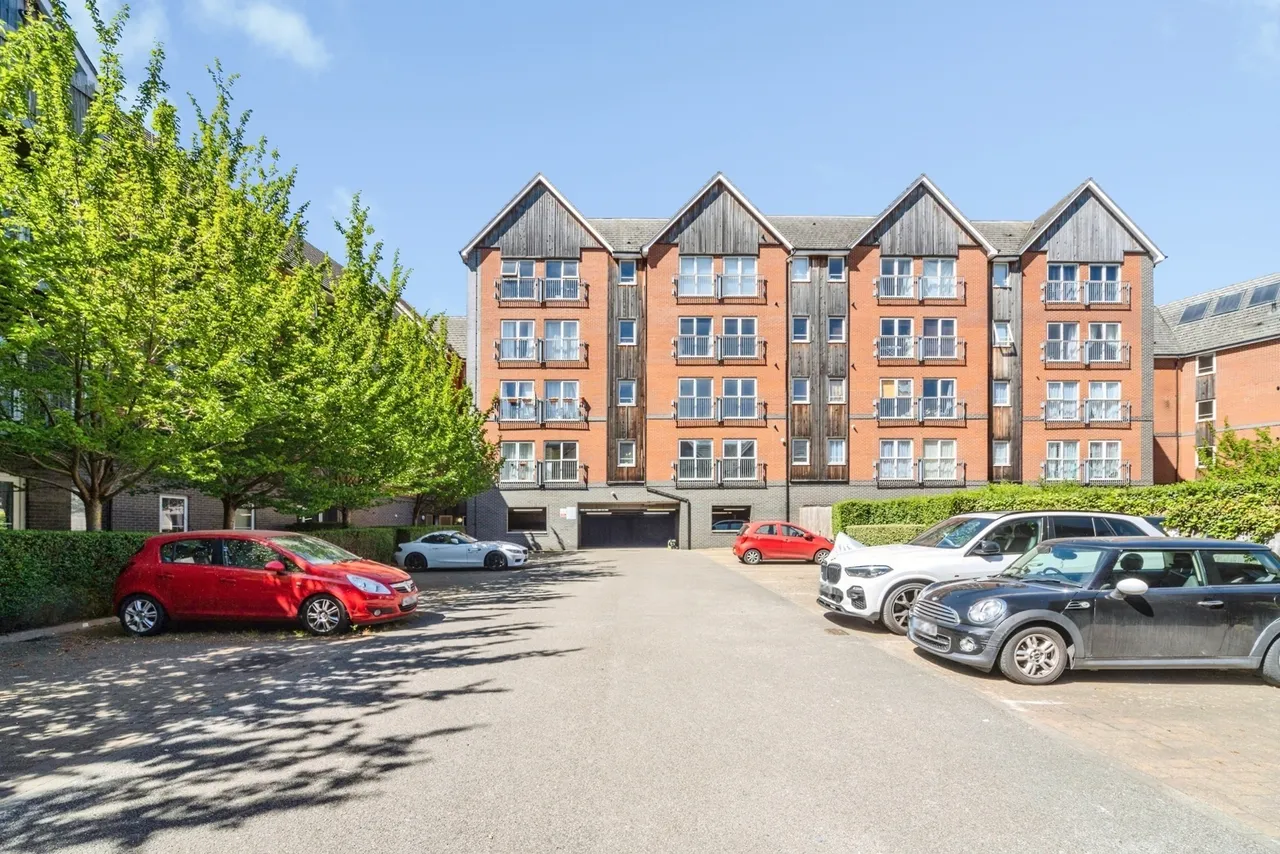 2 bed flat for sale — Millward Drive, Bletchley, Milton Keynes, Buckinghamshire, MK2