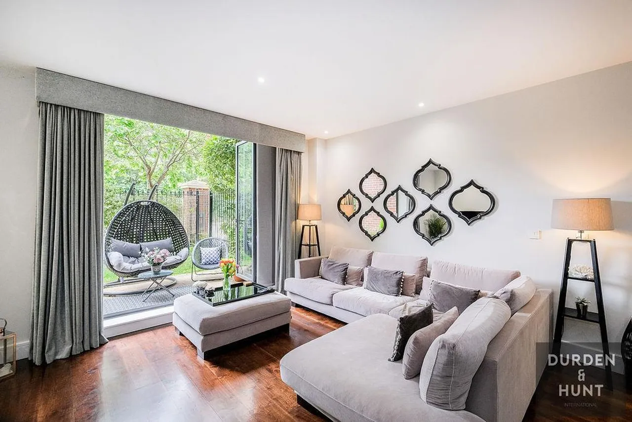 2 bed flat for sale, Whitehall Road, Woodford Green, IG8