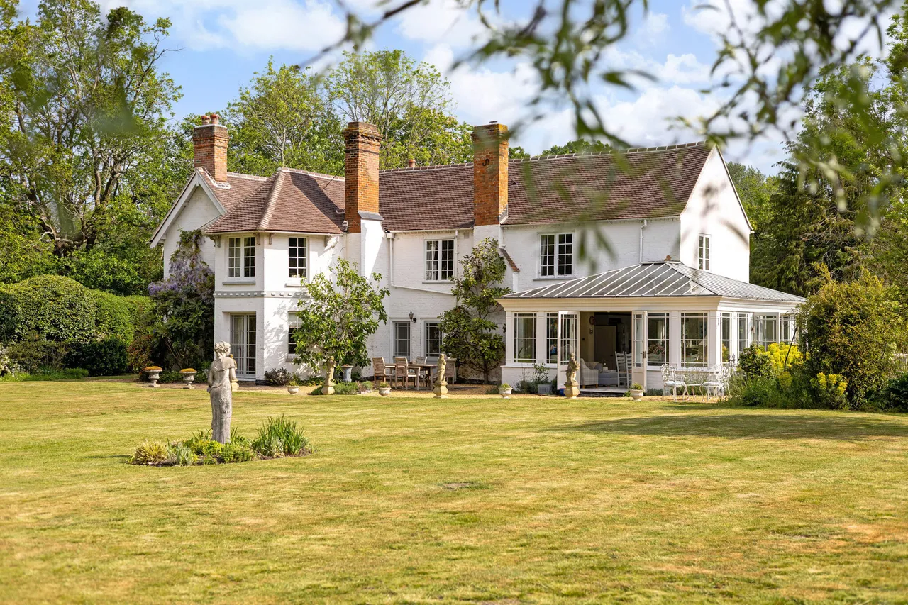 5 bed house for sale — Castle Grove Road, Woking, GU24