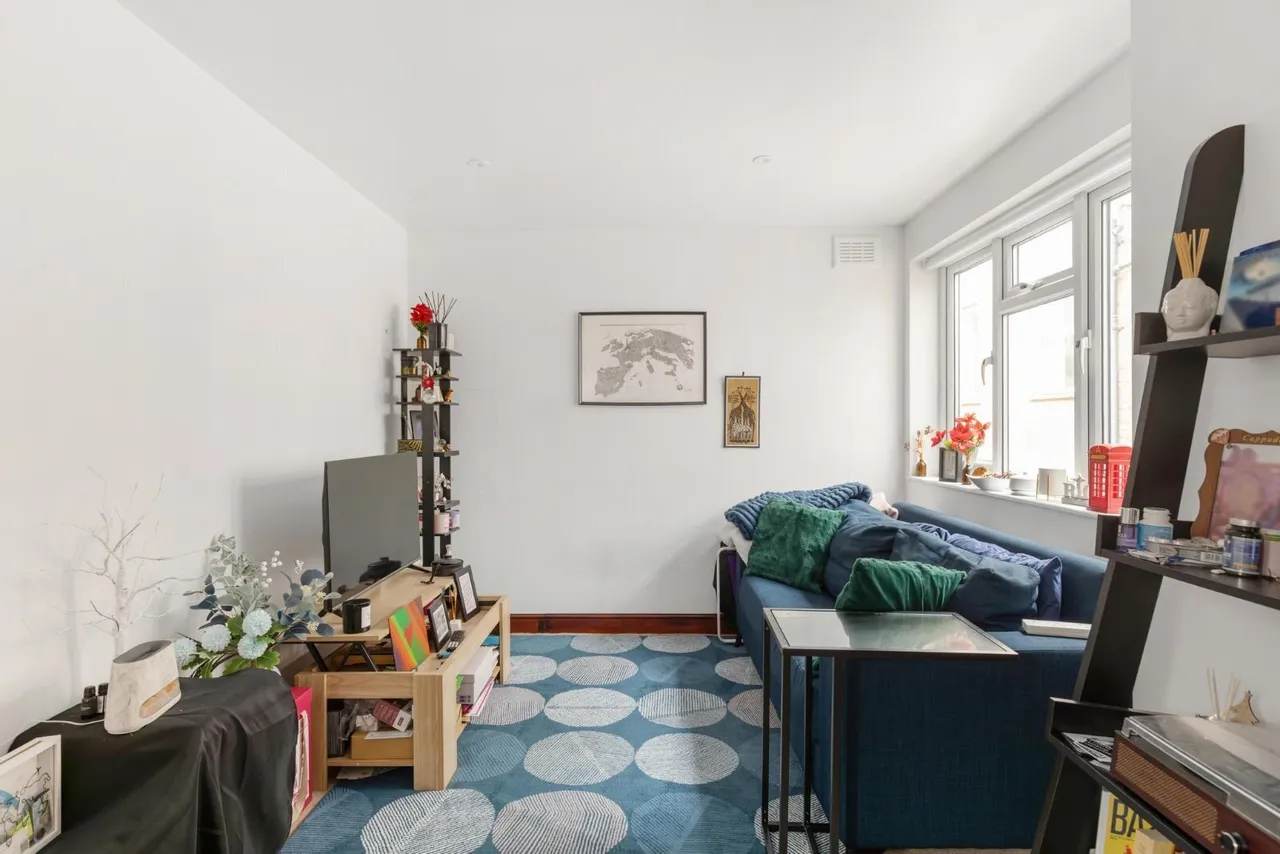 Wandsworth Road, London, SW8, photo 3