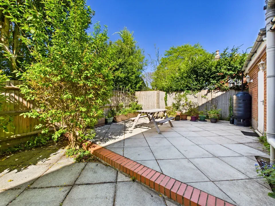 Lambs Farm Road, Horsham, photo 4