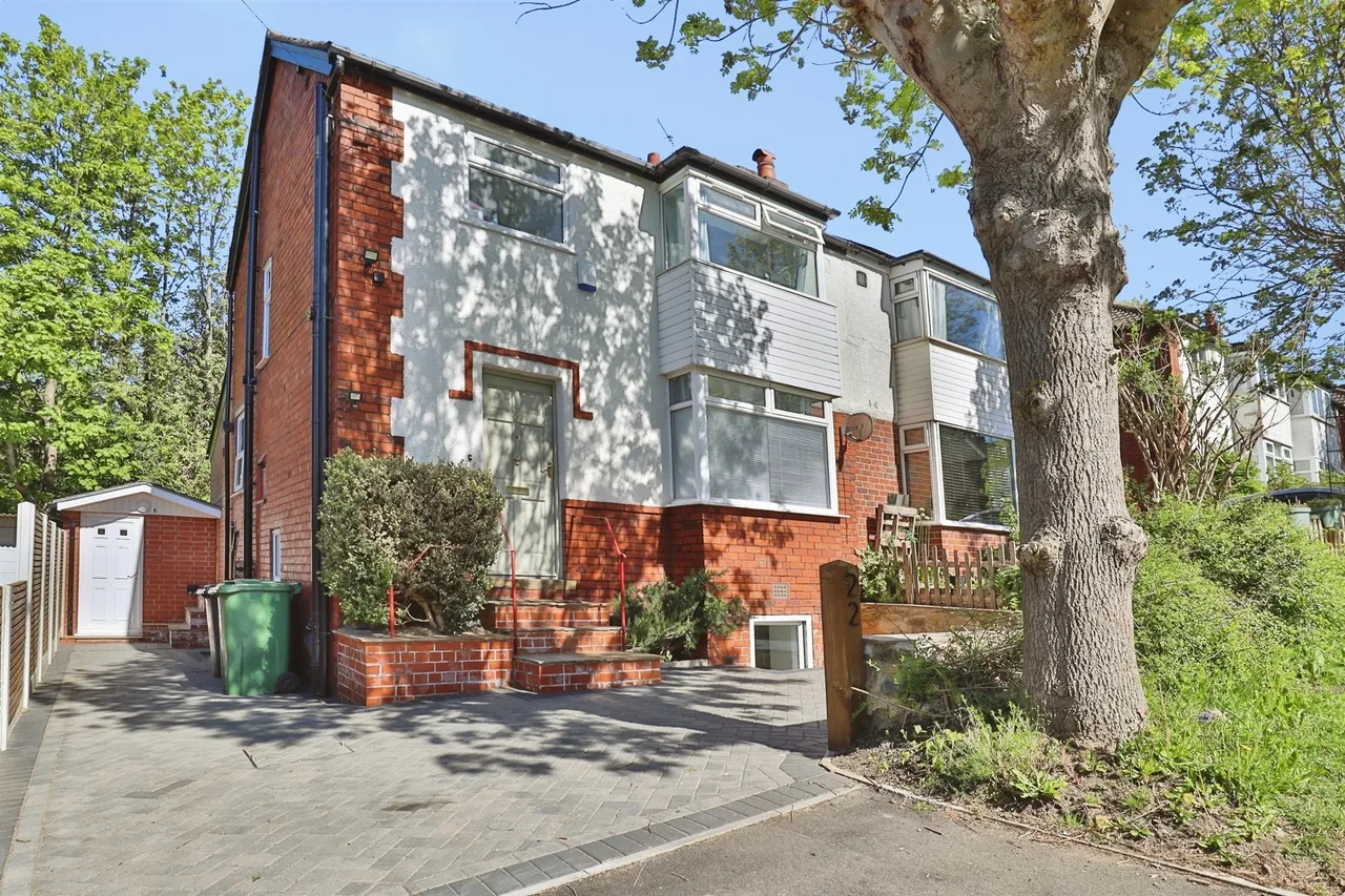 6 bed house for sale — Springbank Crescent, Leeds