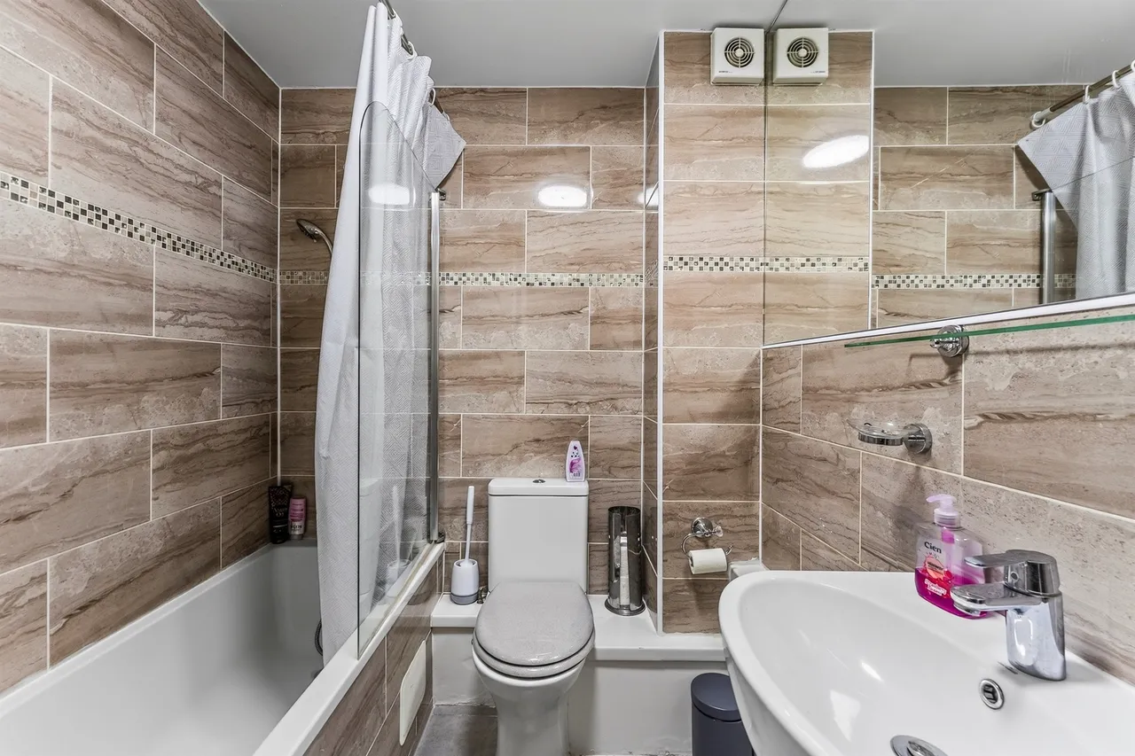 Bishopsford Road, Morden, SM4, photo 10