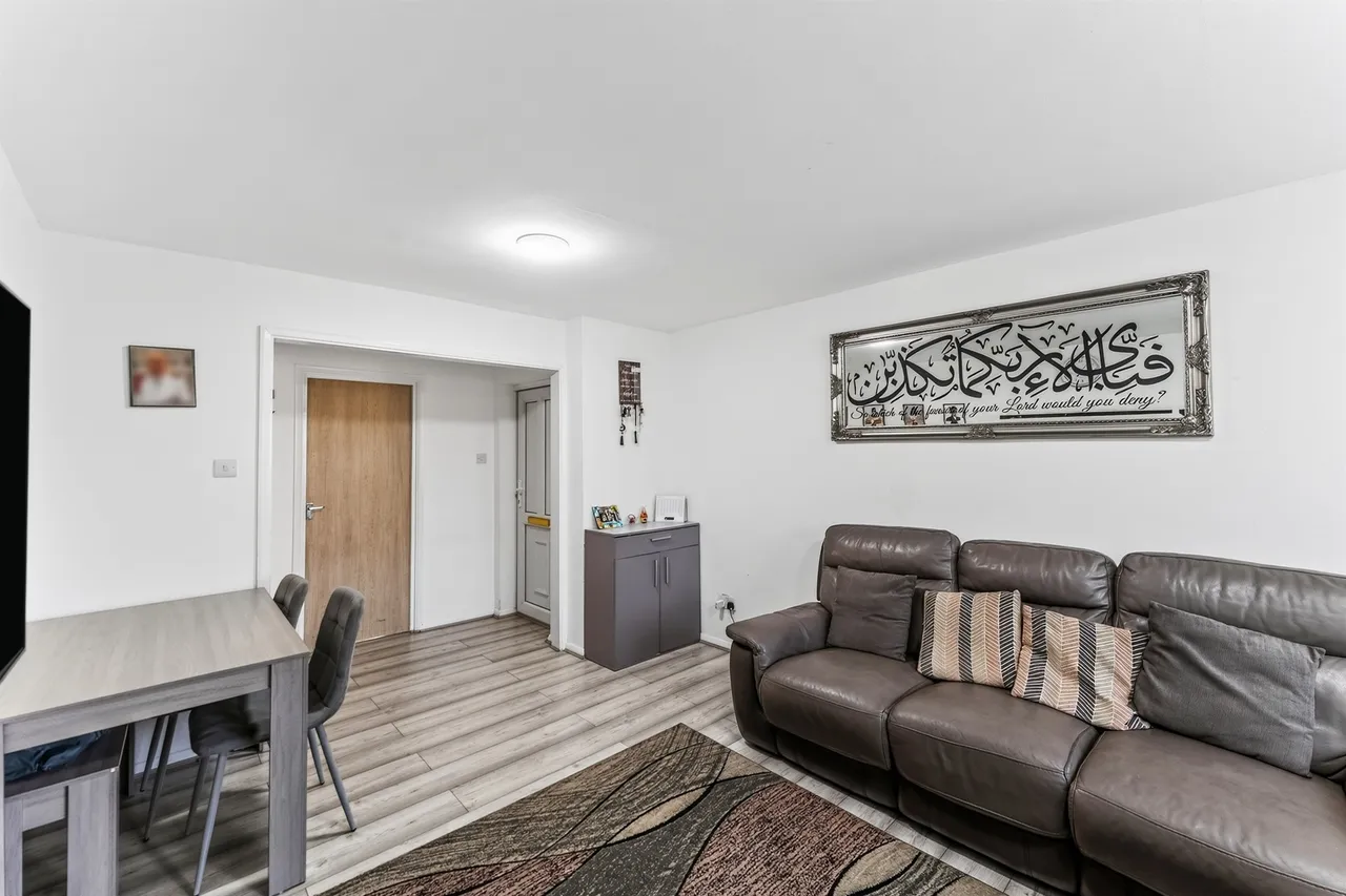 2 bed flat for sale, Bishopsford Road, Morden, SM4