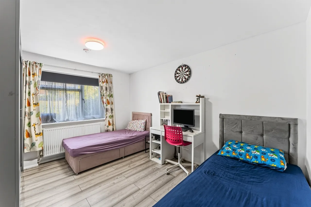 Bishopsford Road, Morden, SM4, photo 17