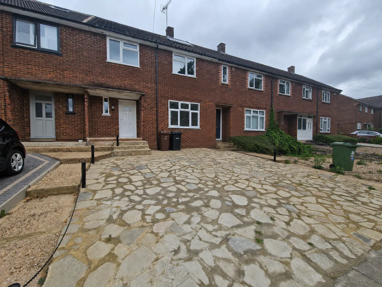 3 bed property to rent — Holyrood Crescent